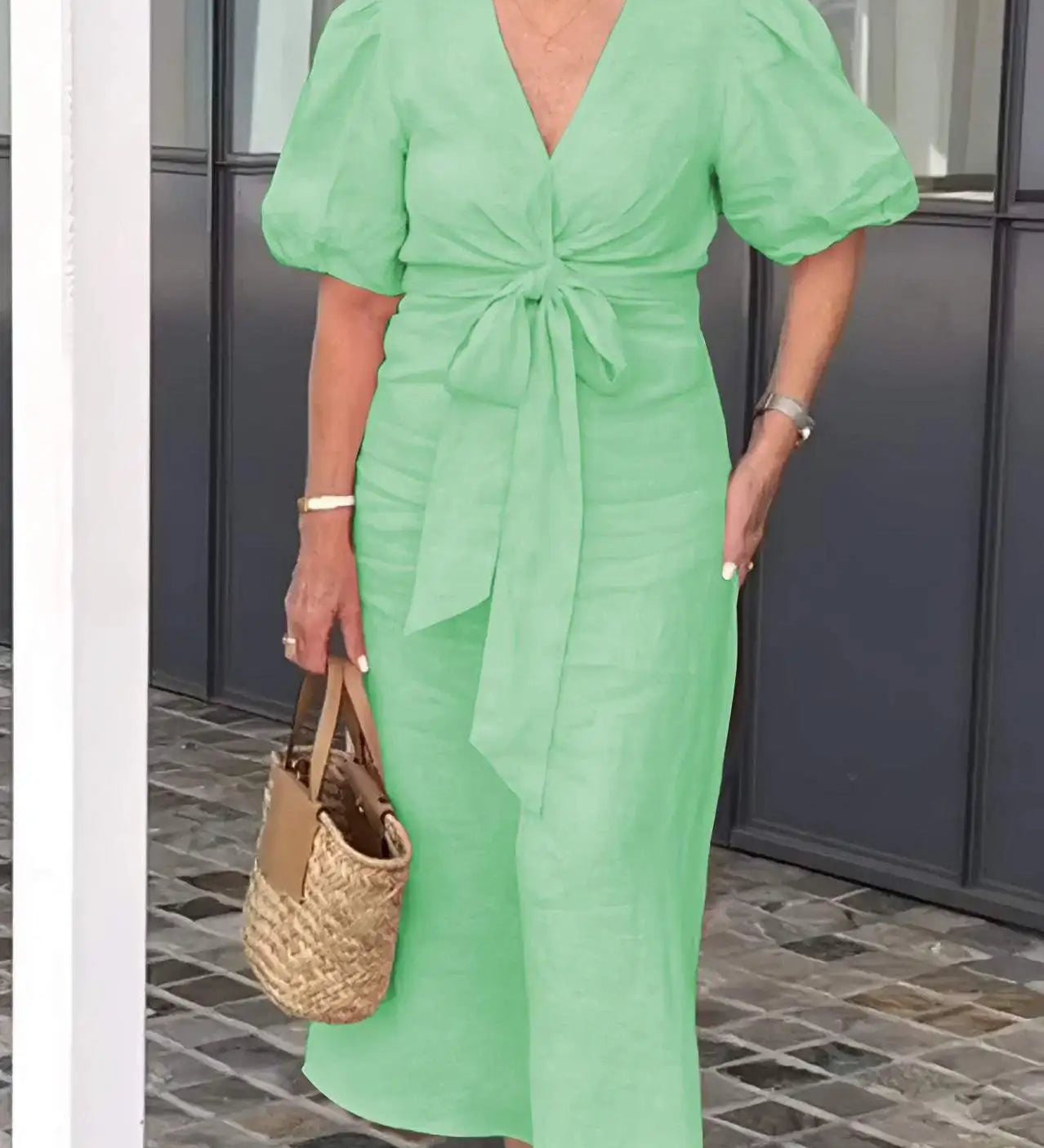 LYNORA | ROBE MIDI ÉLÉGANTE À ENCOLURE EN V