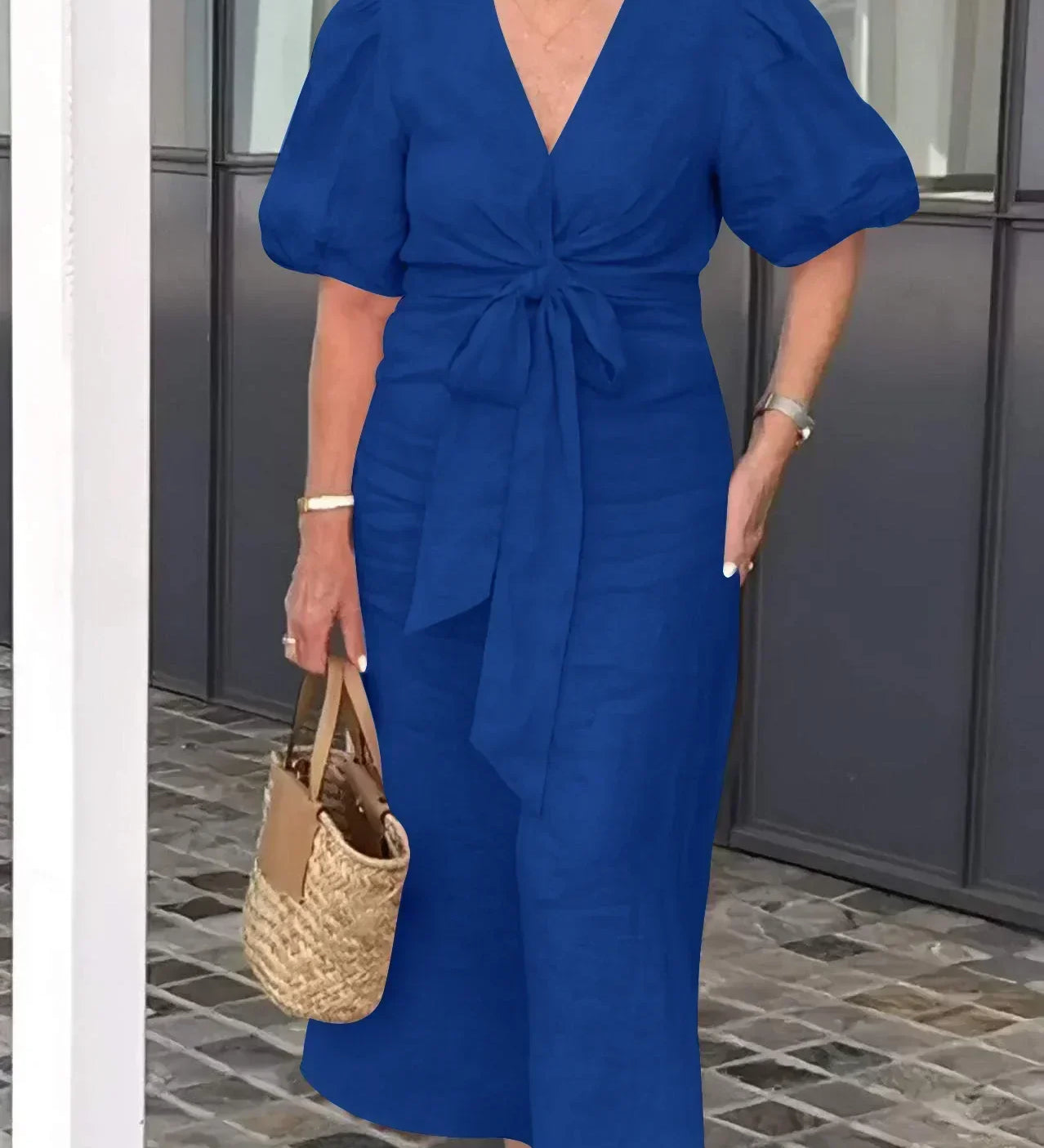 LYNORA | ROBE MIDI ÉLÉGANTE À ENCOLURE EN V