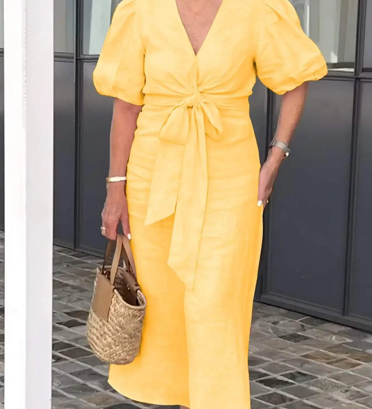 LYNORA | ROBE MIDI ÉLÉGANTE À ENCOLURE EN V