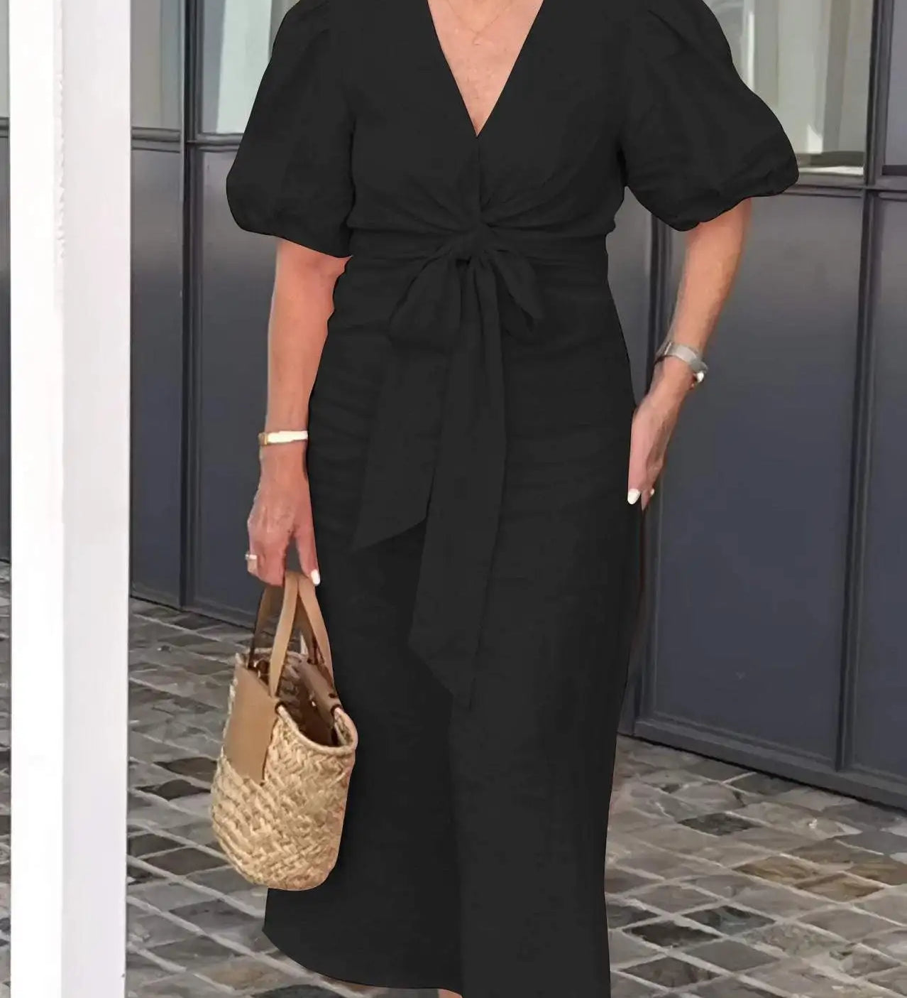 LYNORA | ROBE MIDI ÉLÉGANTE À ENCOLURE EN V