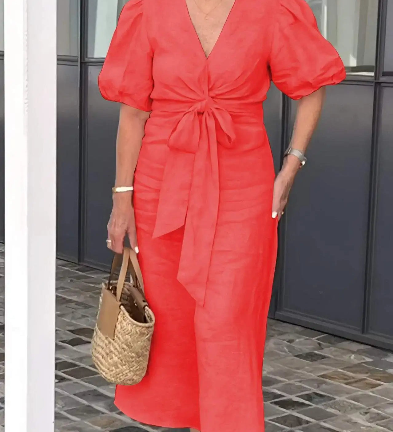 LYNORA | ROBE MIDI ÉLÉGANTE À ENCOLURE EN V